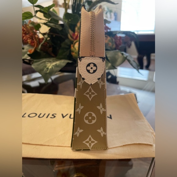 Louis Vuitton Toiletry 26 - Picture 4 of 8